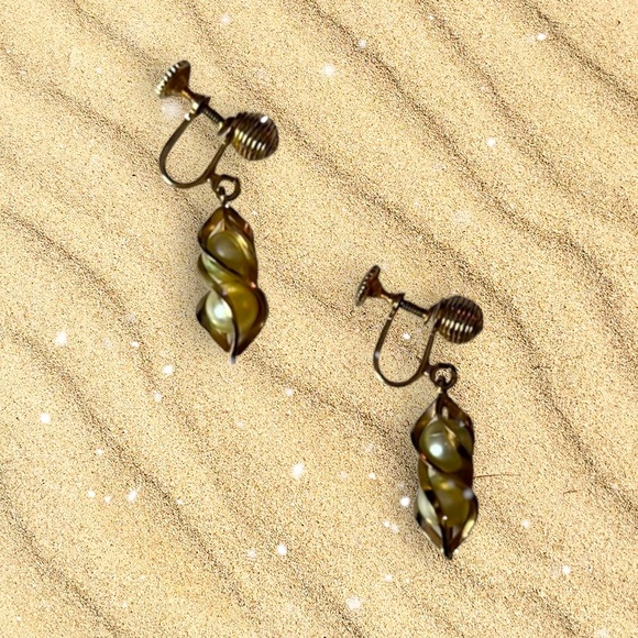 Vintage Screw On “Faux Pearl Enclosed Gold Tone Earrings” - Picture 1 of 3